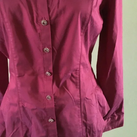 HP-7TH AVENUE- NEW YORK& CO.FITTED BUTTON DOWN TOP WITH DECORATIVE STONE BUTTONS - Picture 4 of 8